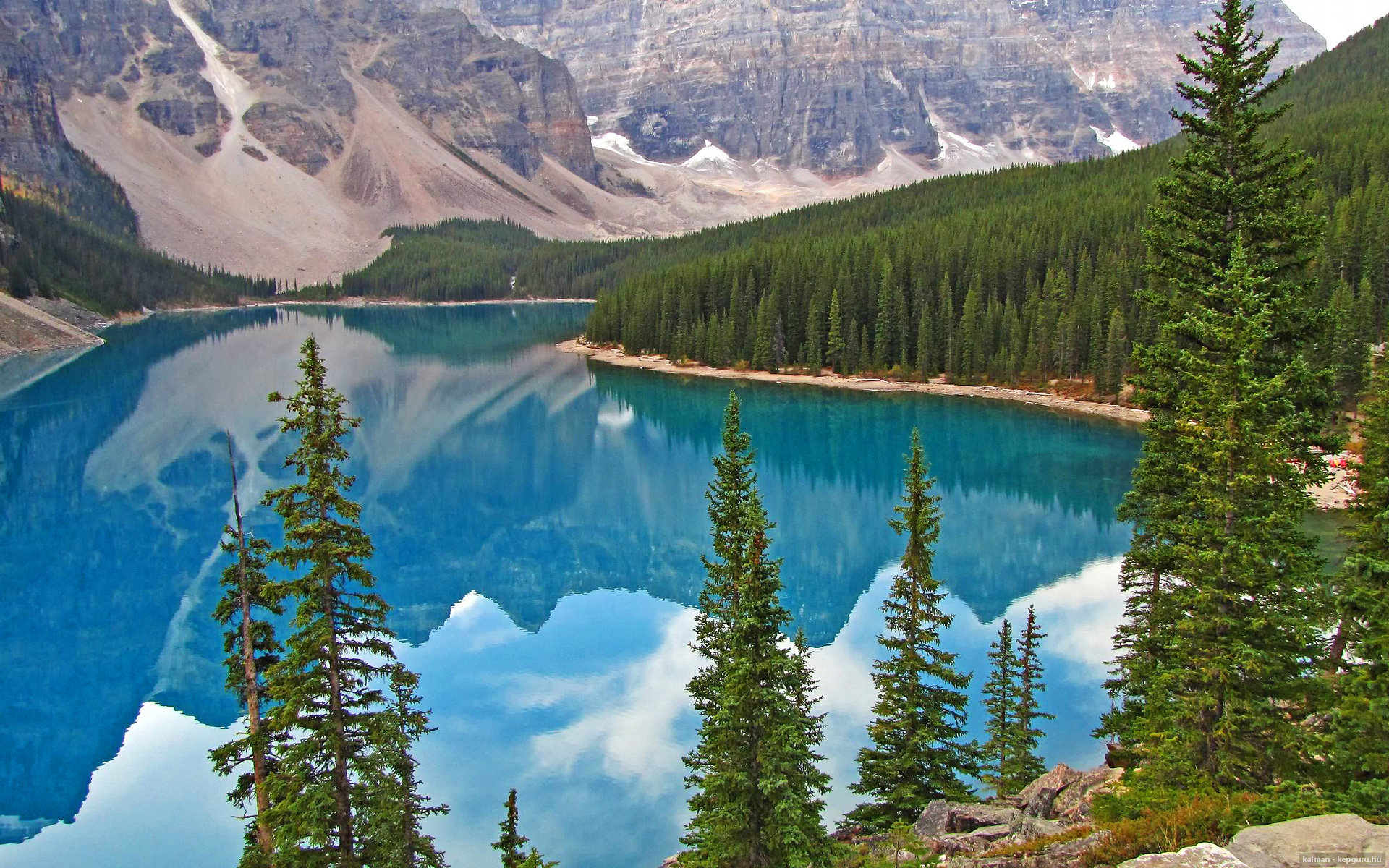 开云在线直播-城市篮球夜场赛不断创新，吸引年轻群体热情参与，篮球场夜景图片真实