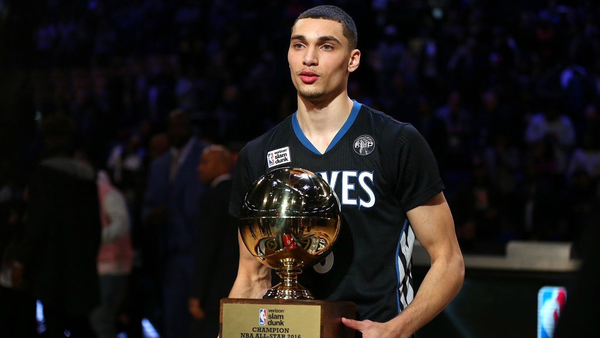 名人堂晚宴表彰传奇球员，群星闪耀一堂，名人堂典礼视频